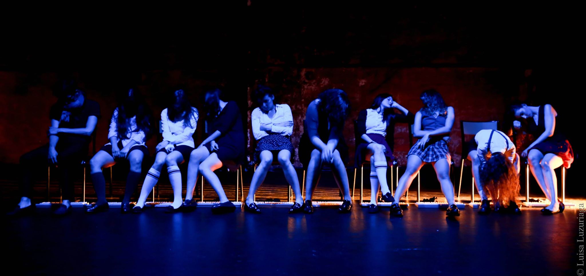 Assises sur les chaises
